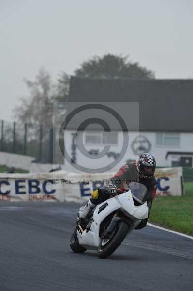 Mallory park Leicestershire;Mallory park photographs;Motorcycle action photographs;event digital images;eventdigitalimages;mallory park;no limits trackday;peter wileman photography;trackday;trackday digital images;trackday photos