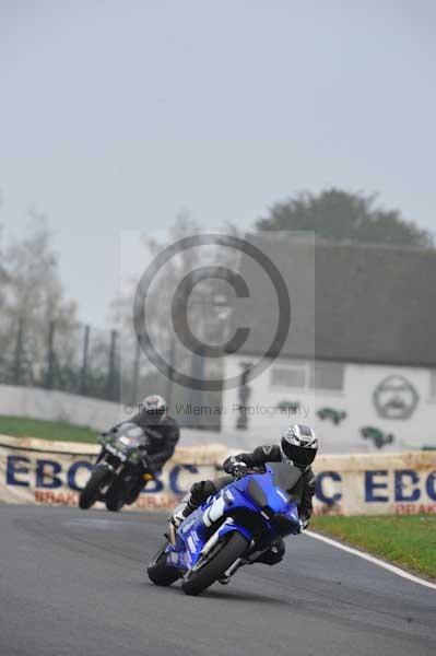 Mallory park Leicestershire;Mallory park photographs;Motorcycle action photographs;event digital images;eventdigitalimages;mallory park;no limits trackday;peter wileman photography;trackday;trackday digital images;trackday photos