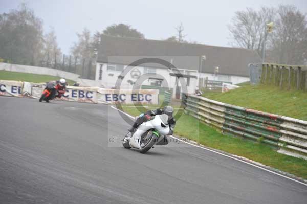 Mallory park Leicestershire;Mallory park photographs;Motorcycle action photographs;event digital images;eventdigitalimages;mallory park;no limits trackday;peter wileman photography;trackday;trackday digital images;trackday photos