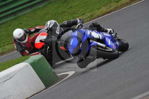 Mallory park Leicestershire;Mallory park photographs;Motorcycle action photographs;event digital images;eventdigitalimages;mallory park;no limits trackday;peter wileman photography;trackday;trackday digital images;trackday photos