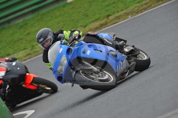 Mallory park Leicestershire;Mallory park photographs;Motorcycle action photographs;event digital images;eventdigitalimages;mallory park;no limits trackday;peter wileman photography;trackday;trackday digital images;trackday photos