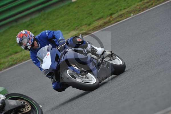 Mallory park Leicestershire;Mallory park photographs;Motorcycle action photographs;event digital images;eventdigitalimages;mallory park;no limits trackday;peter wileman photography;trackday;trackday digital images;trackday photos