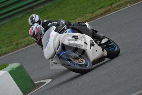 Mallory park Leicestershire;Mallory park photographs;Motorcycle action photographs;event digital images;eventdigitalimages;mallory park;no limits trackday;peter wileman photography;trackday;trackday digital images;trackday photos