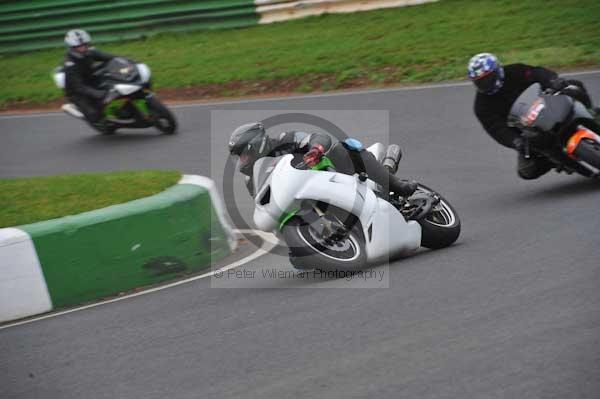 Mallory park Leicestershire;Mallory park photographs;Motorcycle action photographs;event digital images;eventdigitalimages;mallory park;no limits trackday;peter wileman photography;trackday;trackday digital images;trackday photos