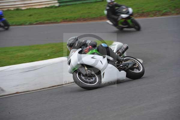 Mallory park Leicestershire;Mallory park photographs;Motorcycle action photographs;event digital images;eventdigitalimages;mallory park;no limits trackday;peter wileman photography;trackday;trackday digital images;trackday photos