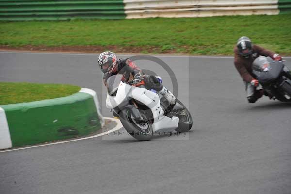 Mallory park Leicestershire;Mallory park photographs;Motorcycle action photographs;event digital images;eventdigitalimages;mallory park;no limits trackday;peter wileman photography;trackday;trackday digital images;trackday photos