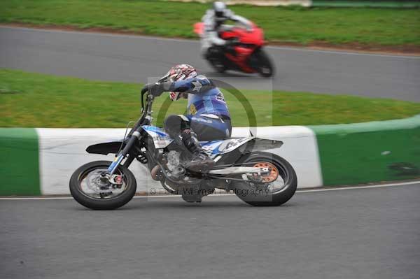 Mallory park Leicestershire;Mallory park photographs;Motorcycle action photographs;event digital images;eventdigitalimages;mallory park;no limits trackday;peter wileman photography;trackday;trackday digital images;trackday photos