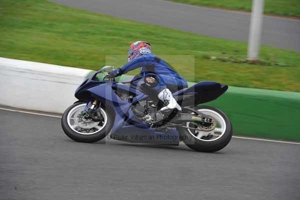 Mallory park Leicestershire;Mallory park photographs;Motorcycle action photographs;event digital images;eventdigitalimages;mallory park;no limits trackday;peter wileman photography;trackday;trackday digital images;trackday photos