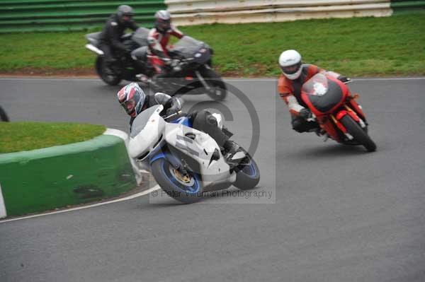 Mallory park Leicestershire;Mallory park photographs;Motorcycle action photographs;event digital images;eventdigitalimages;mallory park;no limits trackday;peter wileman photography;trackday;trackday digital images;trackday photos