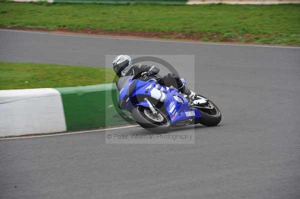 Mallory park Leicestershire;Mallory park photographs;Motorcycle action photographs;event digital images;eventdigitalimages;mallory park;no limits trackday;peter wileman photography;trackday;trackday digital images;trackday photos