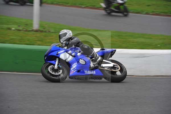 Mallory park Leicestershire;Mallory park photographs;Motorcycle action photographs;event digital images;eventdigitalimages;mallory park;no limits trackday;peter wileman photography;trackday;trackday digital images;trackday photos