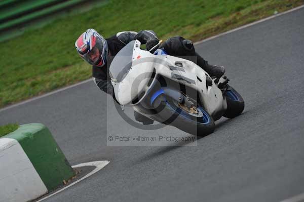 Mallory park Leicestershire;Mallory park photographs;Motorcycle action photographs;event digital images;eventdigitalimages;mallory park;no limits trackday;peter wileman photography;trackday;trackday digital images;trackday photos