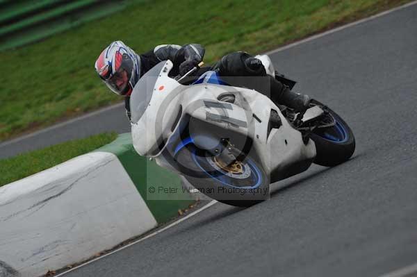 Mallory park Leicestershire;Mallory park photographs;Motorcycle action photographs;event digital images;eventdigitalimages;mallory park;no limits trackday;peter wileman photography;trackday;trackday digital images;trackday photos