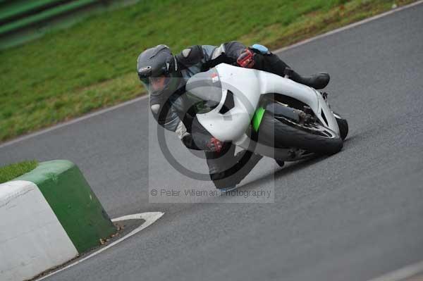 Mallory park Leicestershire;Mallory park photographs;Motorcycle action photographs;event digital images;eventdigitalimages;mallory park;no limits trackday;peter wileman photography;trackday;trackday digital images;trackday photos