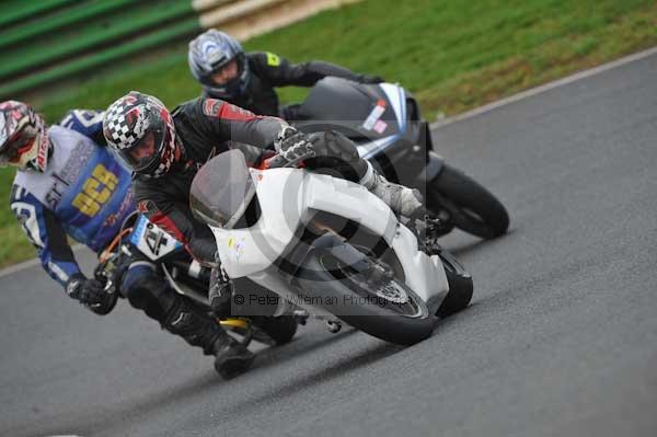 Mallory park Leicestershire;Mallory park photographs;Motorcycle action photographs;event digital images;eventdigitalimages;mallory park;no limits trackday;peter wileman photography;trackday;trackday digital images;trackday photos