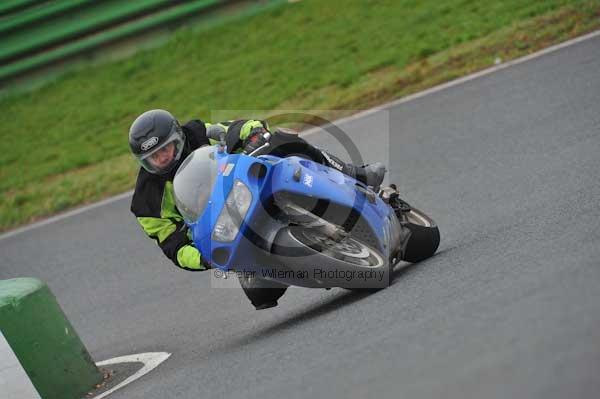 Mallory park Leicestershire;Mallory park photographs;Motorcycle action photographs;event digital images;eventdigitalimages;mallory park;no limits trackday;peter wileman photography;trackday;trackday digital images;trackday photos