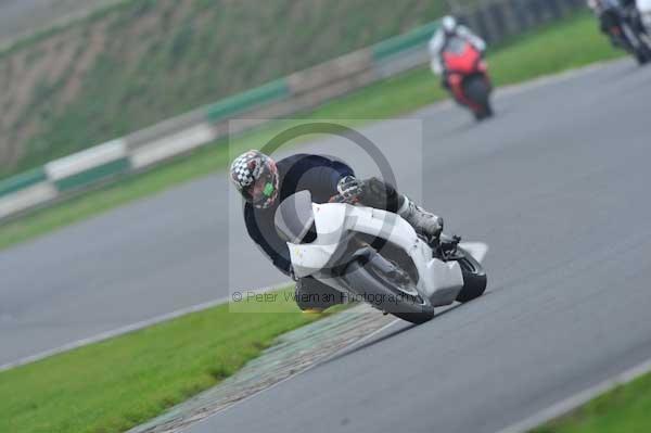 Mallory park Leicestershire;Mallory park photographs;Motorcycle action photographs;event digital images;eventdigitalimages;mallory park;no limits trackday;peter wileman photography;trackday;trackday digital images;trackday photos