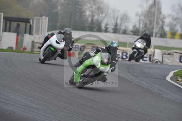 Mallory park Leicestershire;Mallory park photographs;Motorcycle action photographs;event digital images;eventdigitalimages;mallory park;no limits trackday;peter wileman photography;trackday;trackday digital images;trackday photos