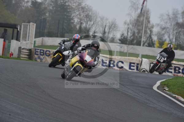 Mallory park Leicestershire;Mallory park photographs;Motorcycle action photographs;event digital images;eventdigitalimages;mallory park;no limits trackday;peter wileman photography;trackday;trackday digital images;trackday photos