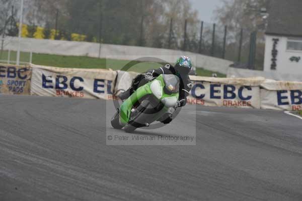 Mallory park Leicestershire;Mallory park photographs;Motorcycle action photographs;event digital images;eventdigitalimages;mallory park;no limits trackday;peter wileman photography;trackday;trackday digital images;trackday photos