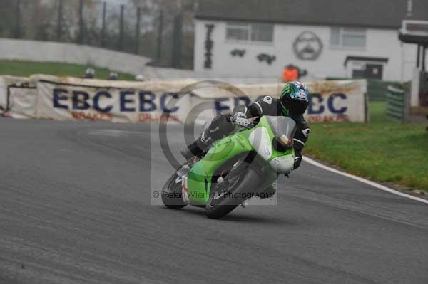 Mallory park Leicestershire;Mallory park photographs;Motorcycle action photographs;event digital images;eventdigitalimages;mallory park;no limits trackday;peter wileman photography;trackday;trackday digital images;trackday photos