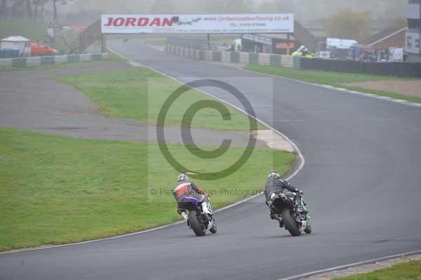 Mallory park Leicestershire;Mallory park photographs;Motorcycle action photographs;event digital images;eventdigitalimages;mallory park;no limits trackday;peter wileman photography;trackday;trackday digital images;trackday photos