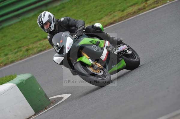 Mallory park Leicestershire;Mallory park photographs;Motorcycle action photographs;event digital images;eventdigitalimages;mallory park;no limits trackday;peter wileman photography;trackday;trackday digital images;trackday photos