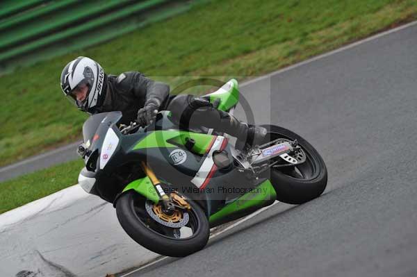 Mallory park Leicestershire;Mallory park photographs;Motorcycle action photographs;event digital images;eventdigitalimages;mallory park;no limits trackday;peter wileman photography;trackday;trackday digital images;trackday photos