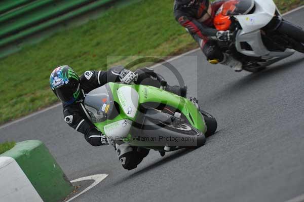Mallory park Leicestershire;Mallory park photographs;Motorcycle action photographs;event digital images;eventdigitalimages;mallory park;no limits trackday;peter wileman photography;trackday;trackday digital images;trackday photos