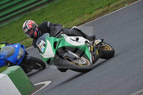 Mallory park Leicestershire;Mallory park photographs;Motorcycle action photographs;event digital images;eventdigitalimages;mallory park;no limits trackday;peter wileman photography;trackday;trackday digital images;trackday photos