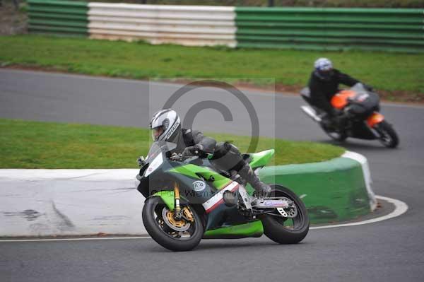 Mallory park Leicestershire;Mallory park photographs;Motorcycle action photographs;event digital images;eventdigitalimages;mallory park;no limits trackday;peter wileman photography;trackday;trackday digital images;trackday photos