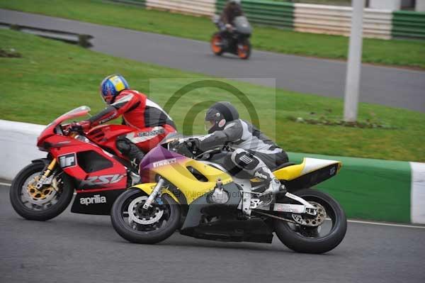 Mallory park Leicestershire;Mallory park photographs;Motorcycle action photographs;event digital images;eventdigitalimages;mallory park;no limits trackday;peter wileman photography;trackday;trackday digital images;trackday photos