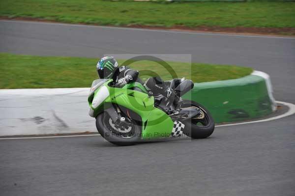 Mallory park Leicestershire;Mallory park photographs;Motorcycle action photographs;event digital images;eventdigitalimages;mallory park;no limits trackday;peter wileman photography;trackday;trackday digital images;trackday photos