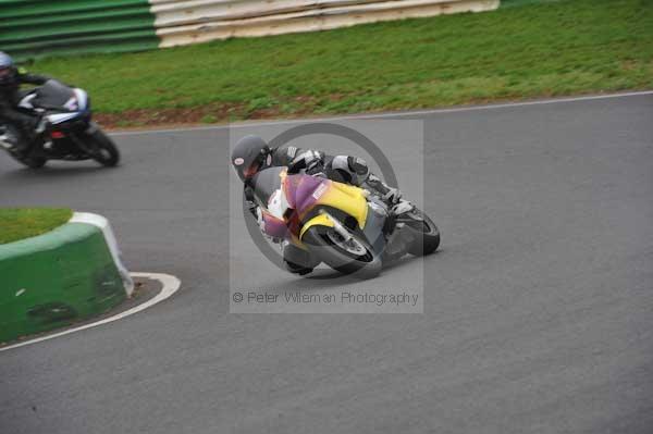 Mallory park Leicestershire;Mallory park photographs;Motorcycle action photographs;event digital images;eventdigitalimages;mallory park;no limits trackday;peter wileman photography;trackday;trackday digital images;trackday photos