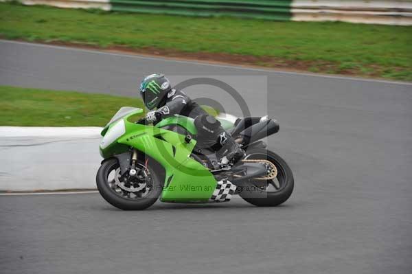 Mallory park Leicestershire;Mallory park photographs;Motorcycle action photographs;event digital images;eventdigitalimages;mallory park;no limits trackday;peter wileman photography;trackday;trackday digital images;trackday photos