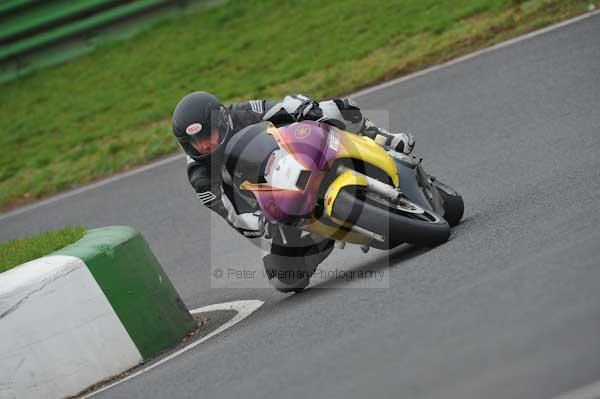 Mallory park Leicestershire;Mallory park photographs;Motorcycle action photographs;event digital images;eventdigitalimages;mallory park;no limits trackday;peter wileman photography;trackday;trackday digital images;trackday photos