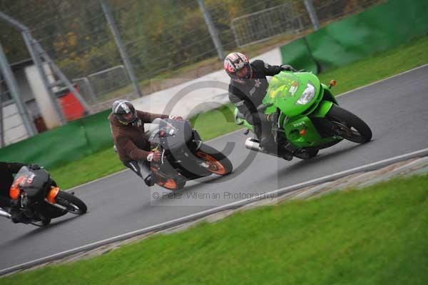 Mallory park Leicestershire;Mallory park photographs;Motorcycle action photographs;event digital images;eventdigitalimages;mallory park;no limits trackday;peter wileman photography;trackday;trackday digital images;trackday photos