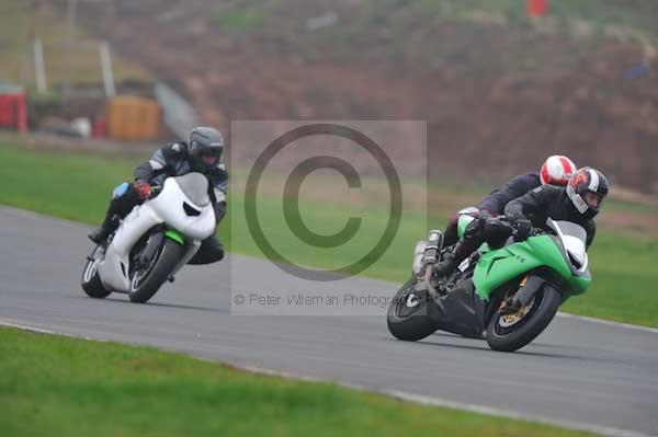 Mallory park Leicestershire;Mallory park photographs;Motorcycle action photographs;event digital images;eventdigitalimages;mallory park;no limits trackday;peter wileman photography;trackday;trackday digital images;trackday photos