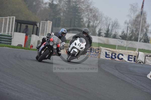 Mallory park Leicestershire;Mallory park photographs;Motorcycle action photographs;event digital images;eventdigitalimages;mallory park;no limits trackday;peter wileman photography;trackday;trackday digital images;trackday photos