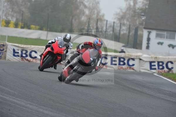 Mallory park Leicestershire;Mallory park photographs;Motorcycle action photographs;event digital images;eventdigitalimages;mallory park;no limits trackday;peter wileman photography;trackday;trackday digital images;trackday photos