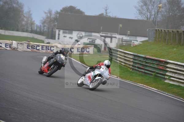 Mallory park Leicestershire;Mallory park photographs;Motorcycle action photographs;event digital images;eventdigitalimages;mallory park;no limits trackday;peter wileman photography;trackday;trackday digital images;trackday photos