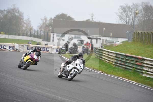 Mallory park Leicestershire;Mallory park photographs;Motorcycle action photographs;event digital images;eventdigitalimages;mallory park;no limits trackday;peter wileman photography;trackday;trackday digital images;trackday photos
