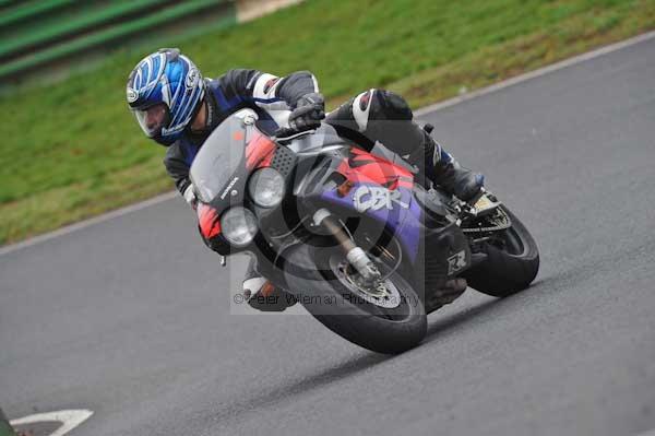 Mallory park Leicestershire;Mallory park photographs;Motorcycle action photographs;event digital images;eventdigitalimages;mallory park;no limits trackday;peter wileman photography;trackday;trackday digital images;trackday photos