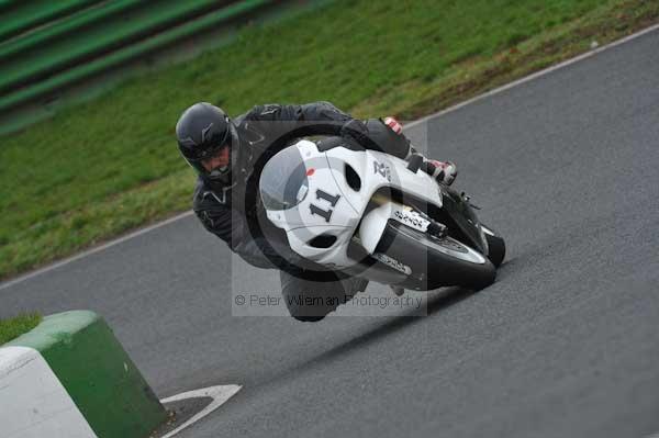 Mallory park Leicestershire;Mallory park photographs;Motorcycle action photographs;event digital images;eventdigitalimages;mallory park;no limits trackday;peter wileman photography;trackday;trackday digital images;trackday photos