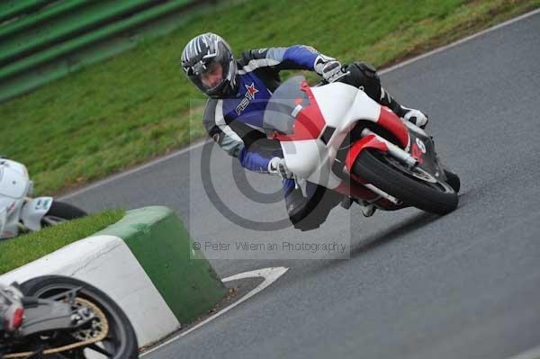 Mallory park Leicestershire;Mallory park photographs;Motorcycle action photographs;event digital images;eventdigitalimages;mallory park;no limits trackday;peter wileman photography;trackday;trackday digital images;trackday photos