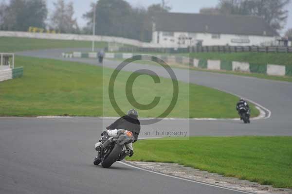 Mallory park Leicestershire;Mallory park photographs;Motorcycle action photographs;event digital images;eventdigitalimages;mallory park;no limits trackday;peter wileman photography;trackday;trackday digital images;trackday photos