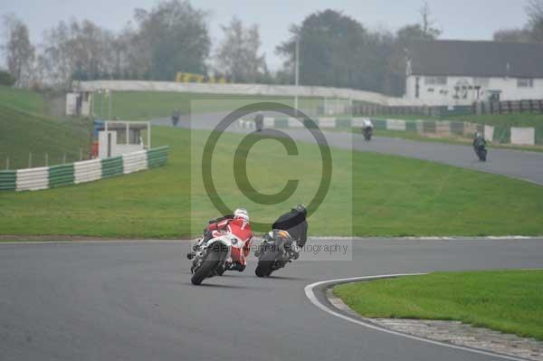 Mallory park Leicestershire;Mallory park photographs;Motorcycle action photographs;event digital images;eventdigitalimages;mallory park;no limits trackday;peter wileman photography;trackday;trackday digital images;trackday photos