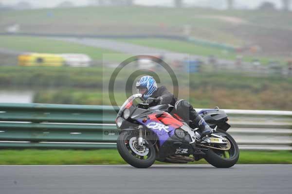 Mallory park Leicestershire;Mallory park photographs;Motorcycle action photographs;event digital images;eventdigitalimages;mallory park;no limits trackday;peter wileman photography;trackday;trackday digital images;trackday photos