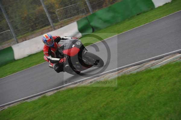 Mallory park Leicestershire;Mallory park photographs;Motorcycle action photographs;event digital images;eventdigitalimages;mallory park;no limits trackday;peter wileman photography;trackday;trackday digital images;trackday photos