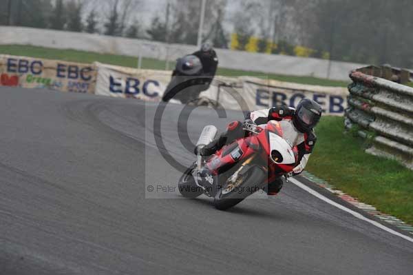 Mallory park Leicestershire;Mallory park photographs;Motorcycle action photographs;event digital images;eventdigitalimages;mallory park;no limits trackday;peter wileman photography;trackday;trackday digital images;trackday photos
